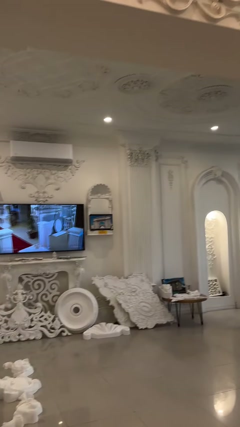 Duvar panelleri, aydınlatmalı nişler ve yerdeki motif örnekleri tanıtılıyor