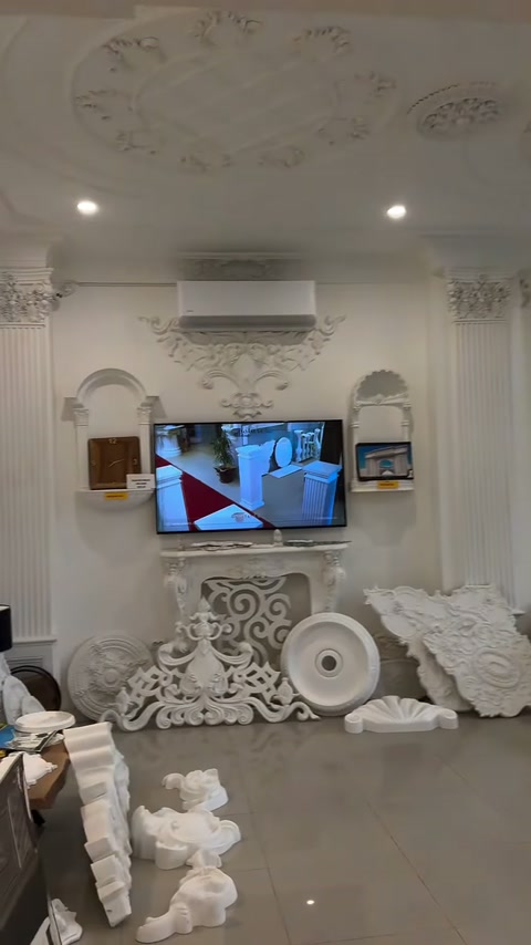Ekranlı sergi duvarında nişler ve büyük kabartma örnekleri bulunuyor