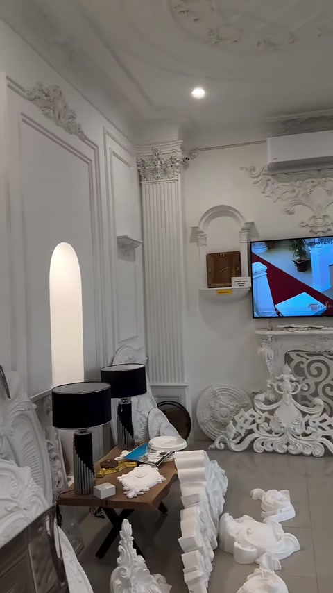 Çalışma masası çevresinde kemerli nişler ve dekoratif parçalar sergileniyor