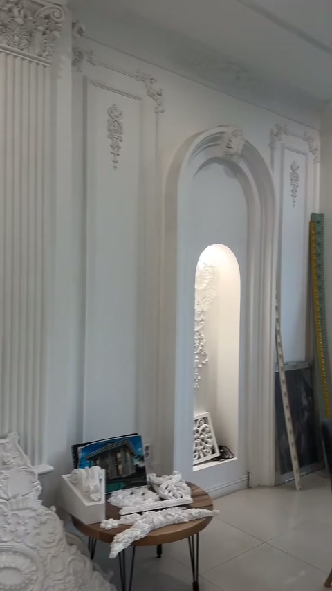 Uzun kemerli niş, dikey süslemeler ve küçük numunelerle tamamlanmış