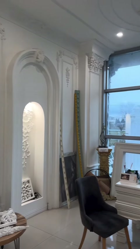 Kemerli niş ve yivli pilasterler çalışma sandalyesi yanında sergileniyor