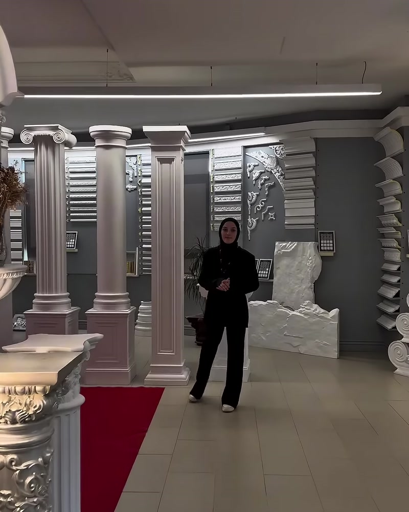 Showroomda farklı gövde ve başlıklara sahip dekoratif sütun modelleri