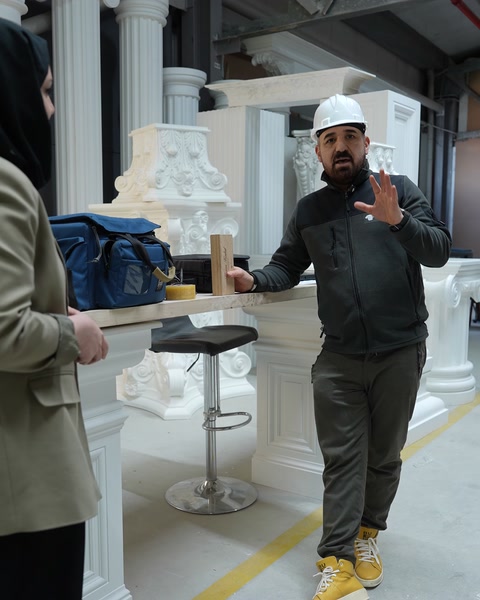 Sergi alanında korint başlıklı sütun ve pilaster ürünleri sıralanmış duruyor