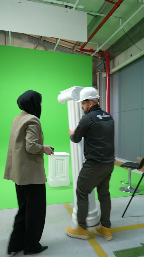 Usta sütunun üst bölümünü eliyle kontrol ederken sunucu izliyor