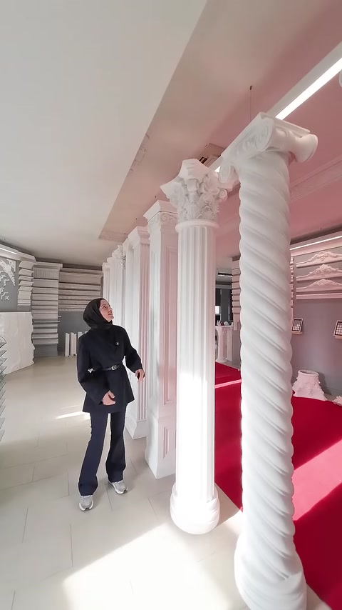 Showroomda farklı gövde biçimlerine sahip sütunlar yan yana duruyor.