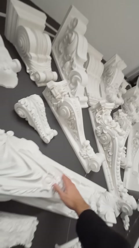 Dikey payandaların kıvrımlı motifleri ve alt bordür örneği yakından görülüyor.