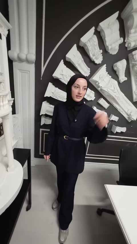 Sunucu, siyah panelde sergilenen payanda çeşitlerine doğru elini uzatıyor.