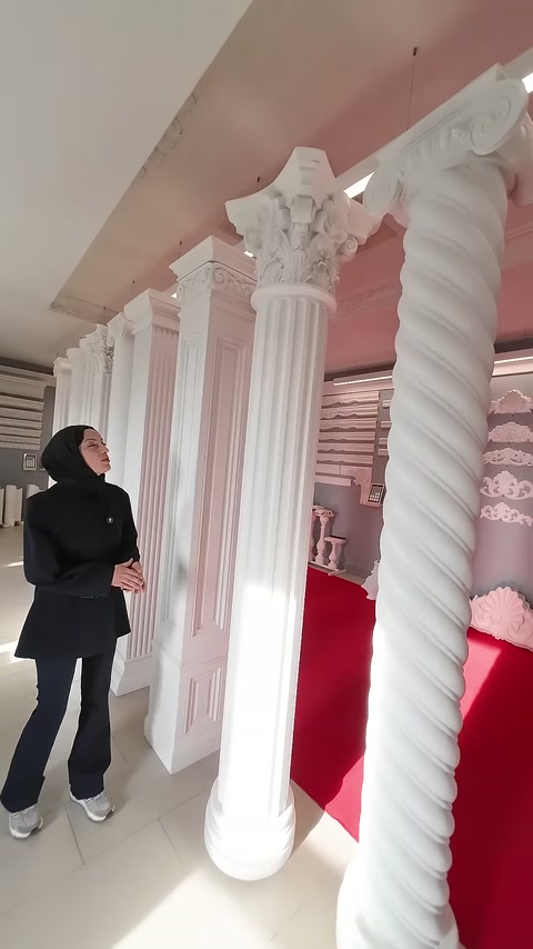 Sunucu, yüksek dekoratif sütunların gövde ve başlıklarını işaret ediyor.