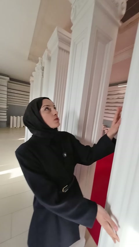 Yivli sütun gövdesi, yanında duran sunucuyla birlikte yakından gösteriliyor.