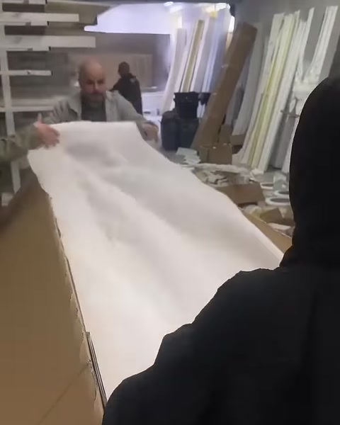 Kutudaki dekoratif profiller beyaz koruyucu örtüyle kaplanıyor