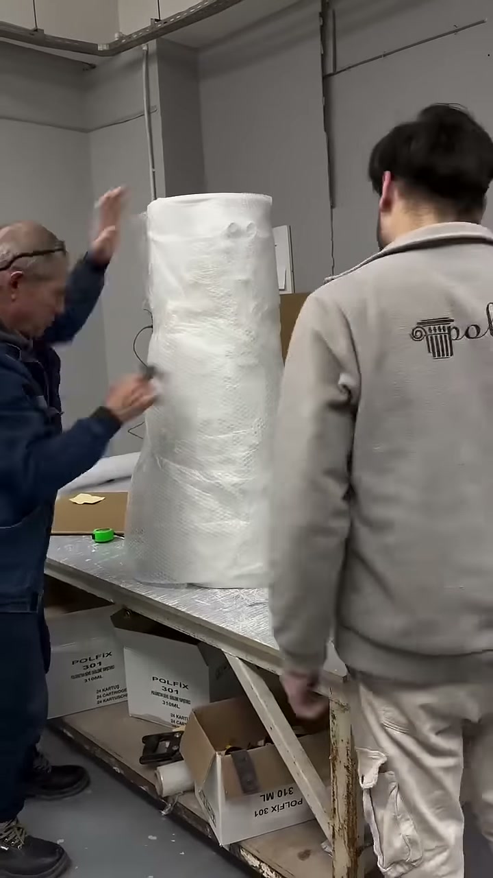 Koruyucu örtünün üst kenarı dekoratif sütun üzerinde düzeltiliyor