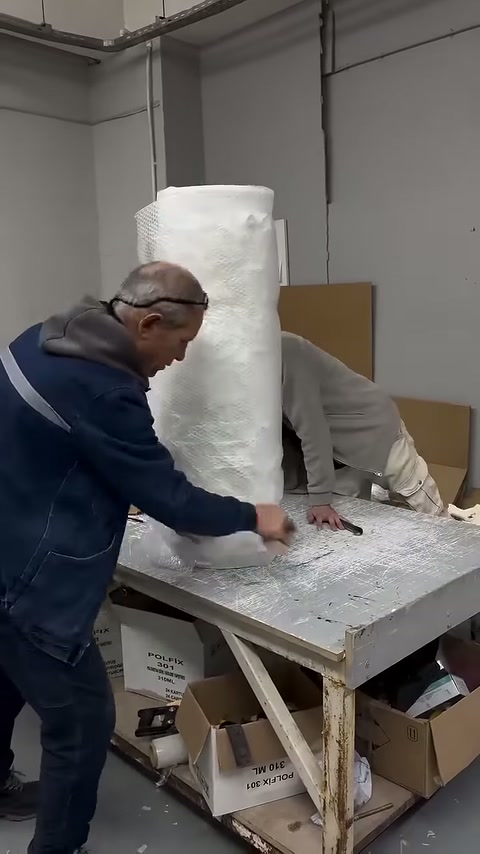 Dekoratif sütun koruyucu örtüyle sarılırken alt kenarı kapatılıyor