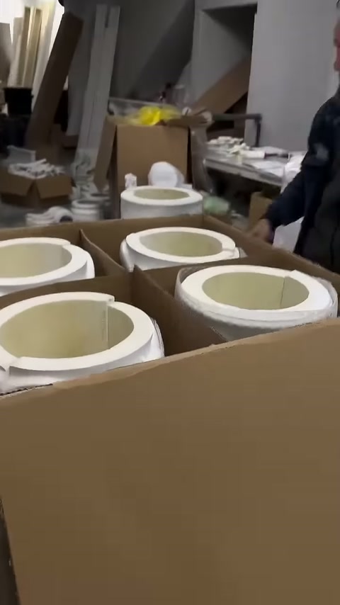 Dairesel dekoratif parçalar bölmeli karton ambalaj içinde görülüyor