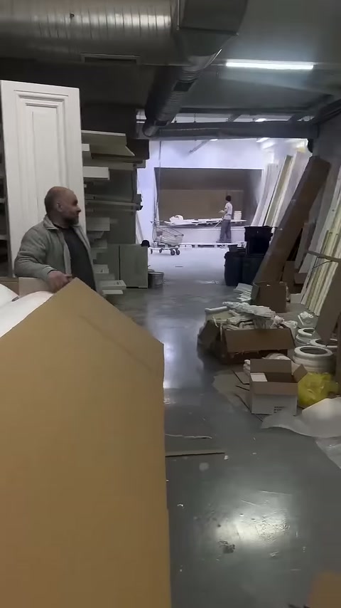 Atölyede uzun ürünler için açık karton ambalaj hazırlanıyor