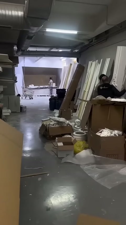 Paketleme alanında karton kutunun yan panelleri biçimlendiriliyor