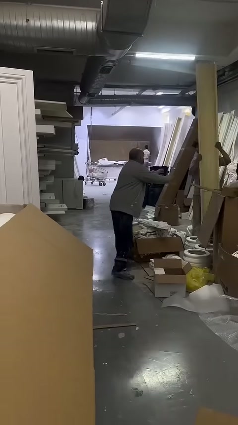Uzun karton kutu atölye zemininde birleştirme aşamasında duruyor