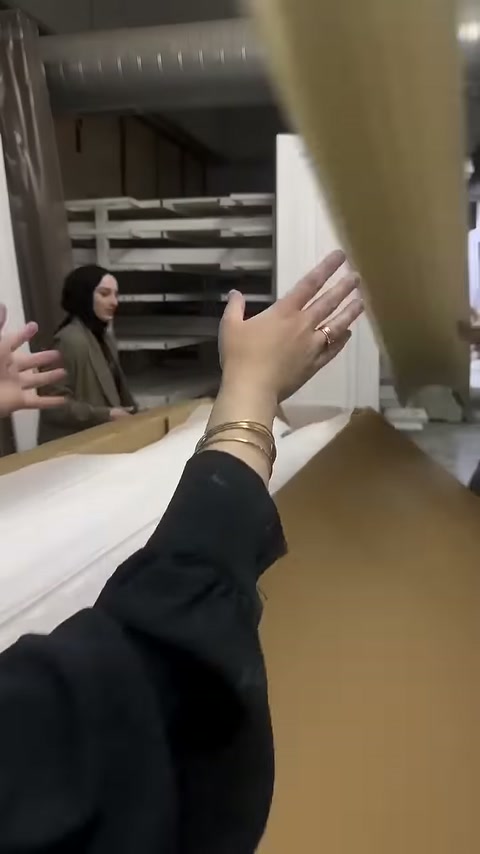 Uzun profil parçası karton ambalaja yerleştirilmek üzere tutuluyor