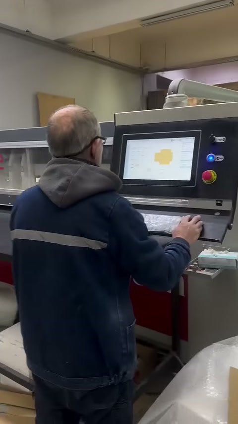 Üretim makinesinin kontrol paneli çalışan tarafından kullanılıyor