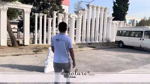 Açık alanda beyaz poliüretan sütun başlığı taşıyan görevli