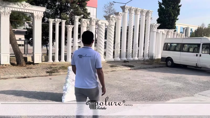 Açık alanda beyaz poliüretan sütun başlığı taşıyan görevli