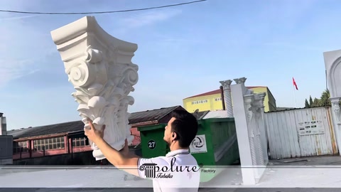 Yüksek beyaz sütun başlığı açık alanda sergileniyor