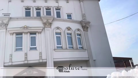 Klasik dekoratif detaylarla tamamlanmış beyaz bina cephesi