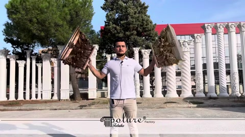 Açık alanda iki farklı altın renkli sütun başlığı