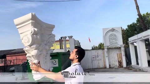 Büyük beyaz sütun başlığının yan profili elde gösteriliyor