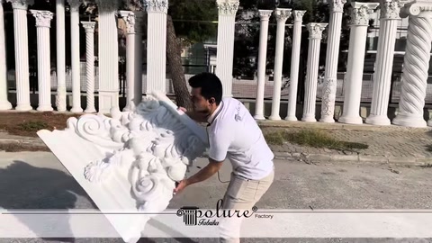 Beyaz sütun başlığı kaldırılarak oyma motifleri öne çıkarılıyor