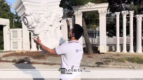 Korint tarzı sütun başlığının kıvrımlı süslemeleri elde tanıtılıyor