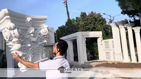 Görevli beyaz başlığı çevirerek kabartmalı yüzeyini izleyiciye sunuyor