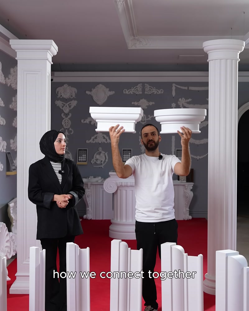 İki kişi kare ve dairesel sütun başlıklarını karşılaştırmalı gösteriyor