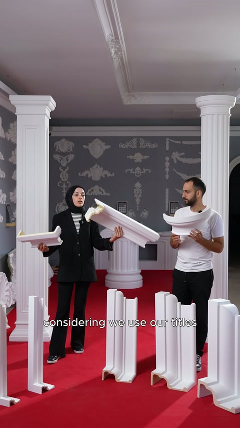 Sunucular iki uzun söve parçasını sütunlar arasında karşılıklı tutuyor
