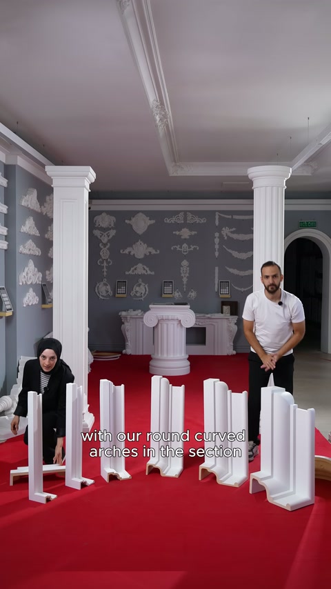 Sergi alanındaki düz profillerin önünde sütun ve başlıklar tanıtılıyor