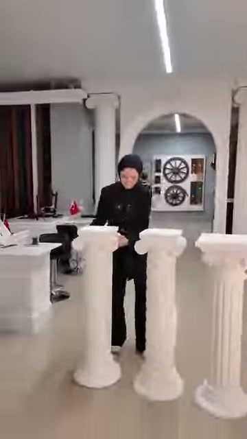 Sunucu, farklı gövde biçimlerine sahip beyaz sehpaları anlatıyor.