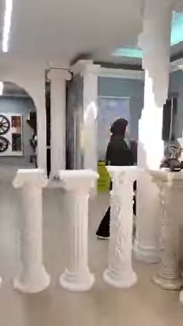 Sunucu, yaprak bezemeli başlıklı kaidenin üst bölümünü işaret ediyor.