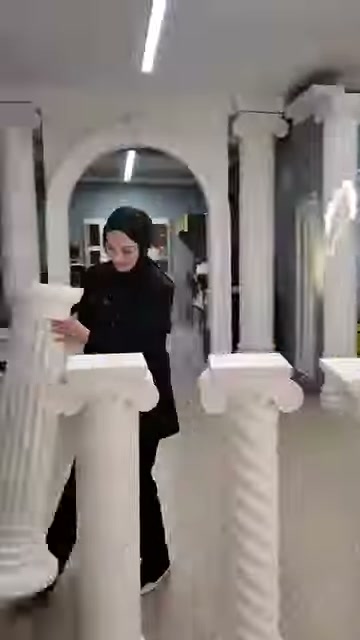 Sunucu, sade kare tablalı iki sehpanın arkasında duruyor.