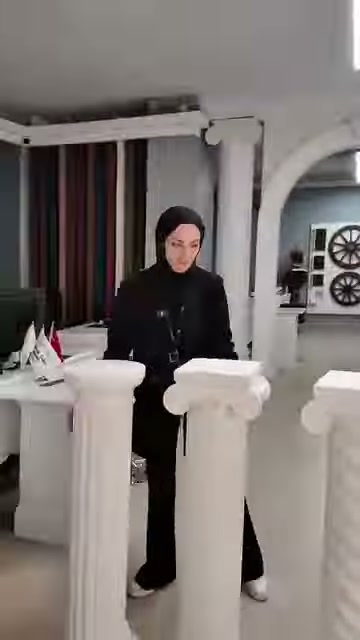 Kare tablalı düz gövdeli sehpa, diğer modellerle beraber tanıtılıyor.