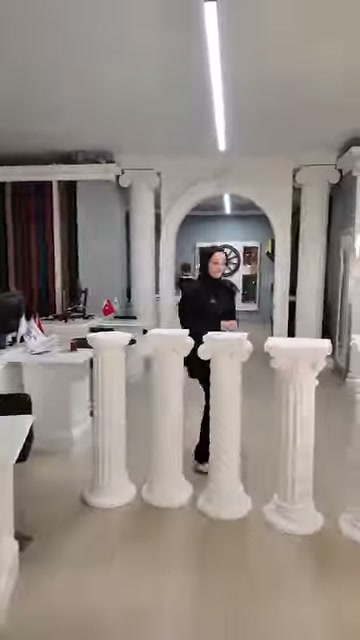 Beyaz dekoratif sehpaların farklı ayak biçimleri geniş açıyla görülüyor.