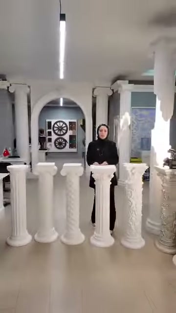 Sunucu, uzun ve kısa sehpa seçeneklerinin ortasında konuşuyor.