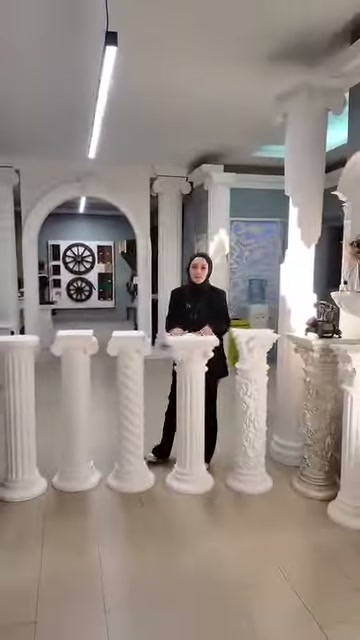 Sunucu ellerini burgu gövdeli ve düz kaidelerin üzerine koyuyor.