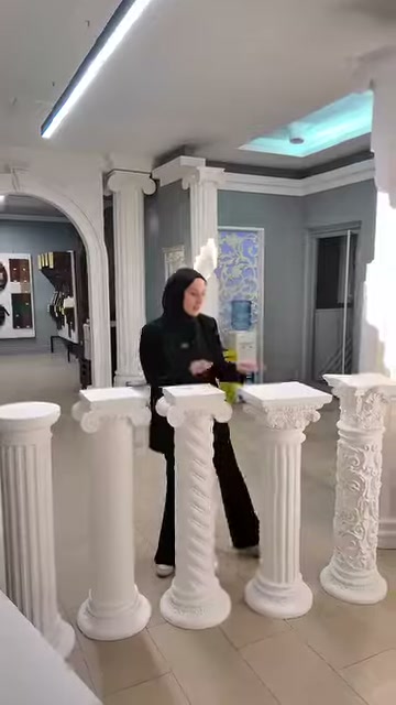 Yivli ve spiral ayaklı sehpalar showroom zemininde yan yana duruyor.