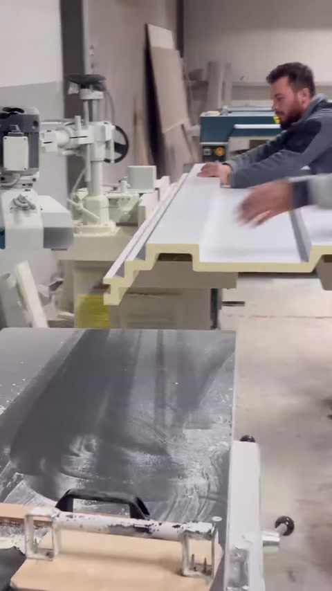 Kat silmesi profili makine tablasında elle yönlendirilerek işleniyor.
