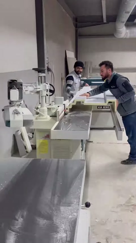 Kat silmeleri sağdaki rafta sıralanırken çalışan makineye doğru yürüyor.