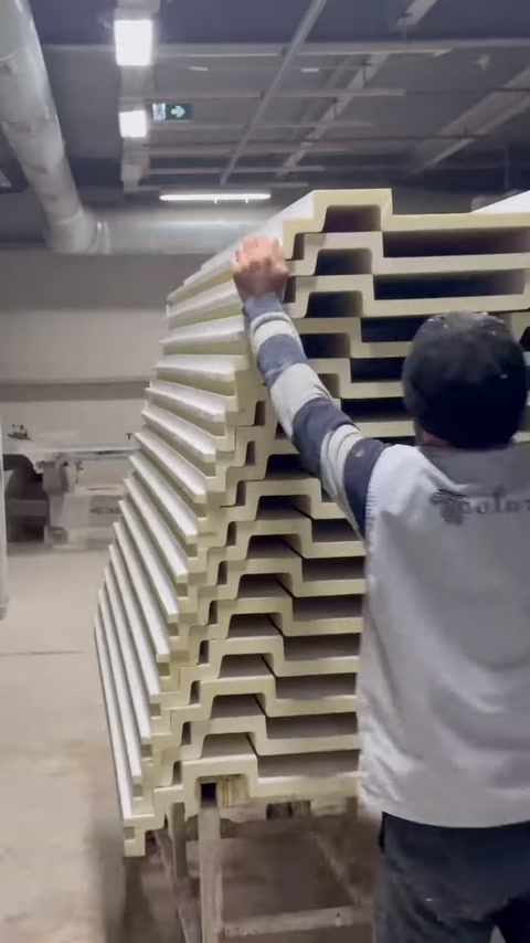 Çalışan, istiflenen profillerin açık kesit uçlarını eliyle kontrol ediyor.