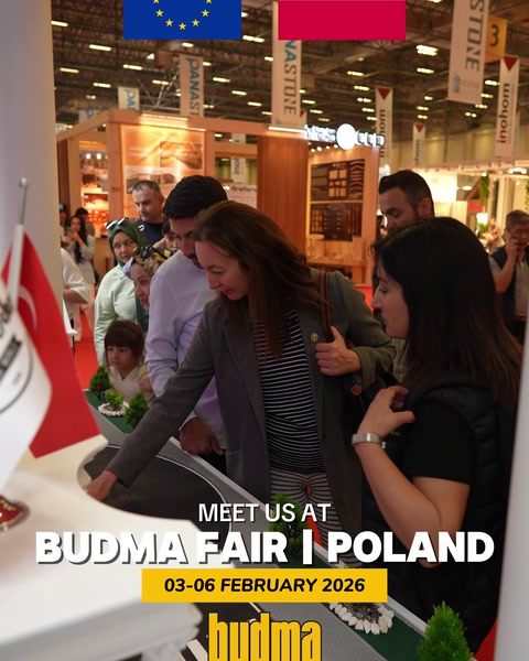 Fuar standındaki ürün numunelerini birlikte inceleyen ziyaretçiler