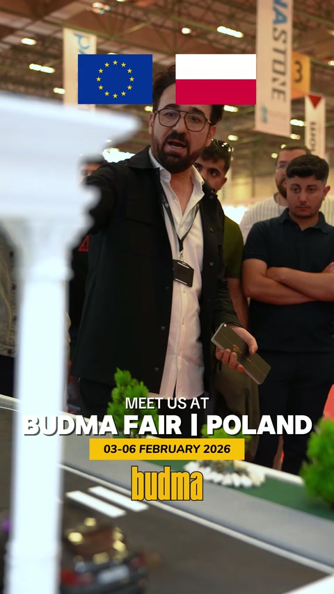 Sunum yapan görevli masa üzerindeki mimari maketi ziyaretçilere anlatıyor