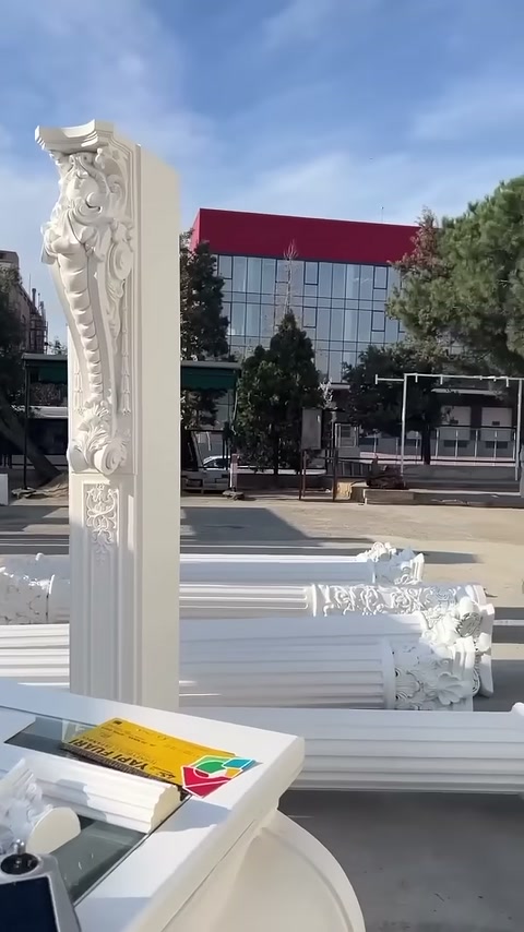 Uzun kabartmalı sütun elemanı sıralı modellerin önünde görülüyor