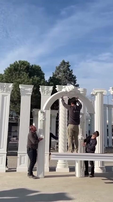 Üç çalışan beyaz kemeri iki dikey sütun arasında konumlandırıyor
