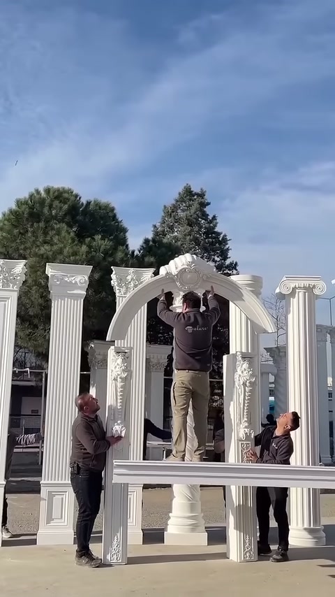 Yukarı kaldırılan kavisli kemer, çalışanlar tarafından sütunlarla hizalanıyor